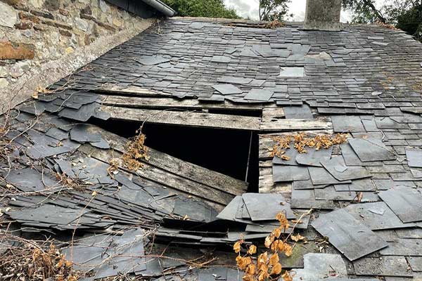 Toit abîmé avant les travaux réalisés par Protect Toiture