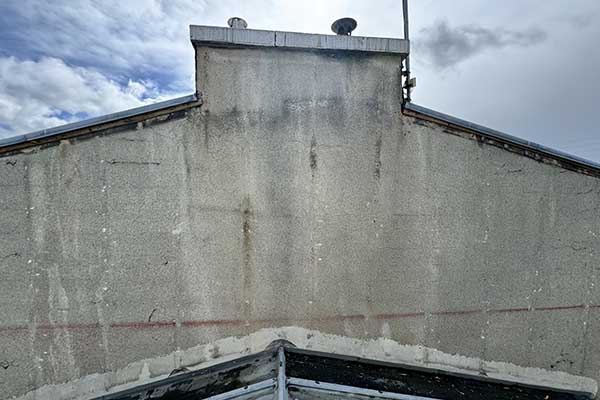 Isolation par l'extérieur d'une maison en cours par Protect Toiture